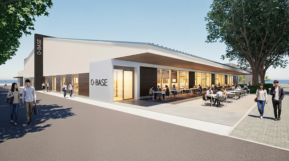 O-BASEと表示された建物の前に、テーブルと椅子が並ぶ開放的な屋外スペース