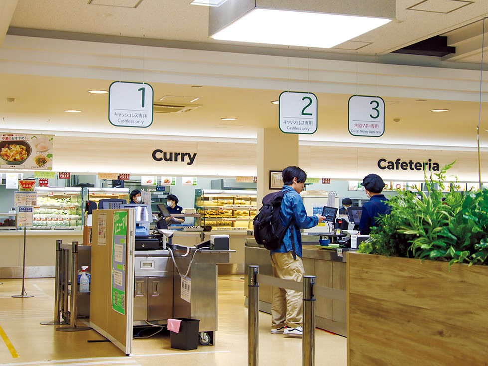 学食のレジ付近。「Curry」「Cafeteria」の表示がある