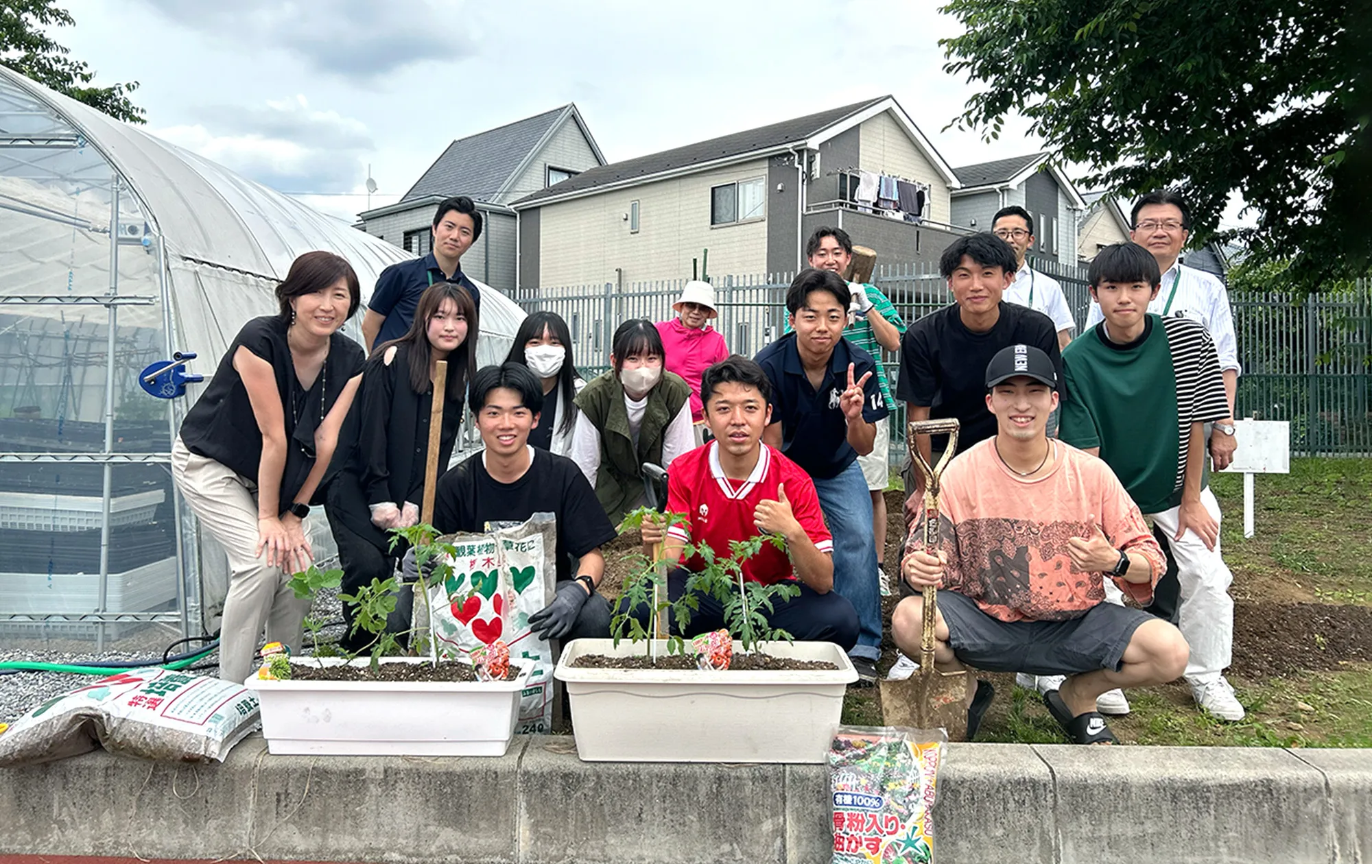 学生と地域の方の集合写真